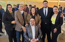 Arriba: Maggi Torales Burgos, Jorge Torales (padre), Beatriz Burgos de Torales y Jorge Torales Burgos. Abajo, el diputado Derlis Rodríguez (ANR, HC).