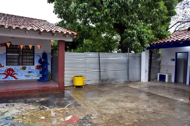 El vallado perimetral se instaló hace dos años en la escuela básica República de Cuba, ubicada sobre la avenida Artigas de Asunción.