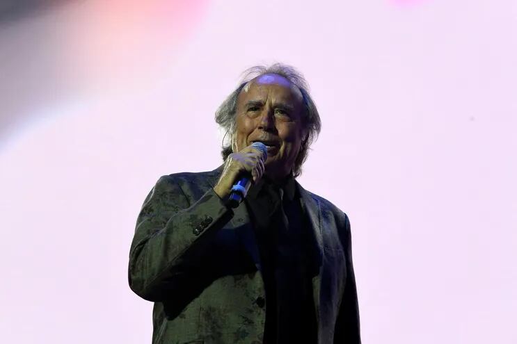El cantautor español Joan Manuel Serrat durante un show en Montevideo, Uruguay. El cantante de 77 años anunció su retiro de los escenarios con una gira de despedida.