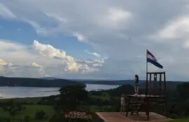 La silla gigante presenta un panorama paradisiaco con el fondo del río Paraná.
