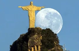 la-luna-se-va-ocultando-tras-la-estatua-del-cristo-redentor-uno-de-los-simbolos-de-la-ciudad-de-rio-de-janeiro-sede-de-los-juegos-olimpicos-del-2016-214435000000-1361689.jpg