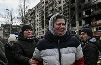 Una mujer llora desconsolada en las afueras de su vivienda, que fue bombardeada por las fuerzas rusas, en Obolon, distrito de Kiev.