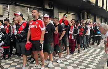 Los hinchas de RIver Plate ingresando al estadio Defensores del Chaco.