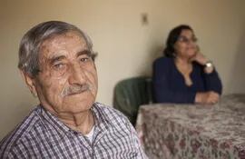 una-pareja-siria-que-ha-recibido-junto-a-sus-nietos-el-estatus-de-refugiados-en-paraguay-posa-en-el-salon-de-su-casa-en-asuncion--115306000000-1375780.JPG