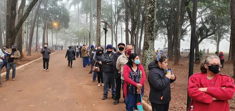 Unas 3.000 acudieron de forma masiva este sábado en el Gobernación del Alto Paraná para inmunizarse.