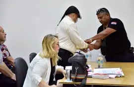 Un agente penitenciario quita la esposa al médico naturista condenado por abusar sexualmente de sus hijos. El mismo se encuentra recluido en la Penitenciaría Nacional de Tacumbú desde el año 2022.