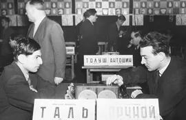 Tal vs Korchnoi Campeonato Soviético de 1957 (foto vía dgriffinchess.wordchess).