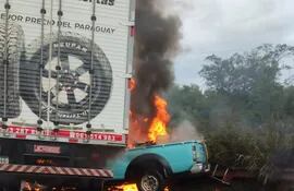 Accidente e incendio de camioneta.