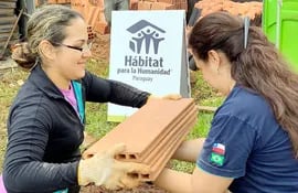 mujeres-voluntarias-de-habitat-en-plena-construccion--195018000000-1835322.jpg