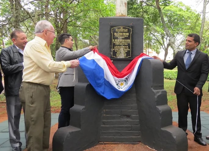 Las placas fueron descubierta en el acto protocolar en celebración al 94 aniversario de Presidente Franco.