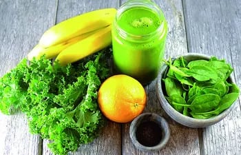 Las fuentes de alimentos que contienen magnesio incluyen frutas, verduras de hojas verdes y frutos secos.