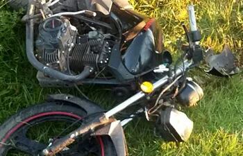 la-motocicleta-yamazuky-sxa-que-conducia-juan-anibal-acosta-quedo-con-danos-materiales-tras-el-choque-y-esta-en-la-comisaria-23-de-ypane--231659000000-1653871.jpg