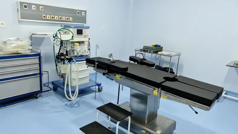 Equipamientos de una de las salas de cirugía del pabellón de trauma del hospital regional de Salto del Guairá.