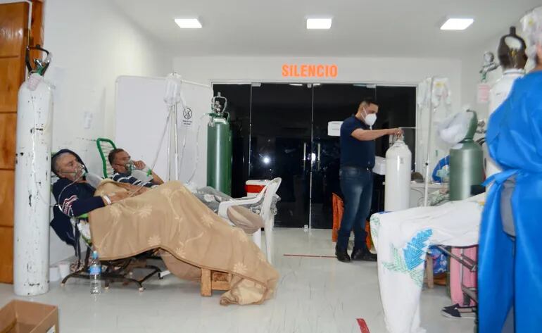 Algunos  pacientes con covid-19 son “acomodados” en sillones de cable  en los pasillos del hospital de Villa Elisa ante la falta de camas.