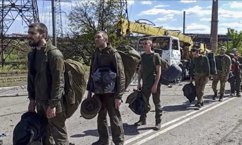 Soldados ucranianos abandonando la planta de acero Azovstal de Mariúpol bajo custodia de fuerzas rusas, en mayo.