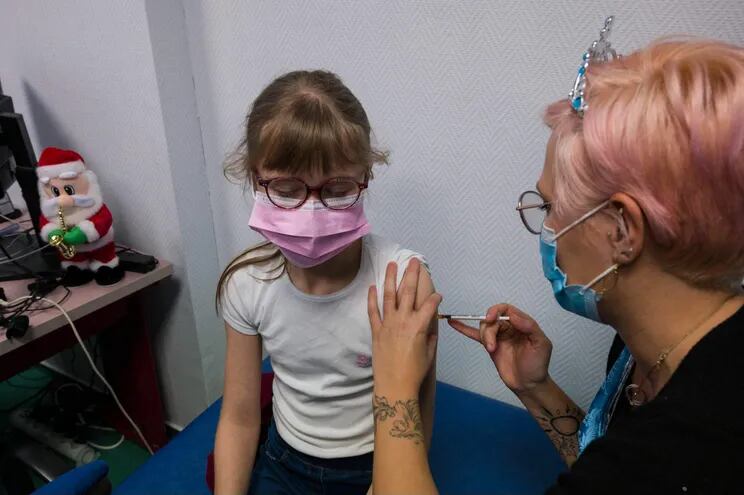 Un niño recibe una vacuna de Pfizer/BioNTech contra el Covid 19  en Estrasburgo, Francia.