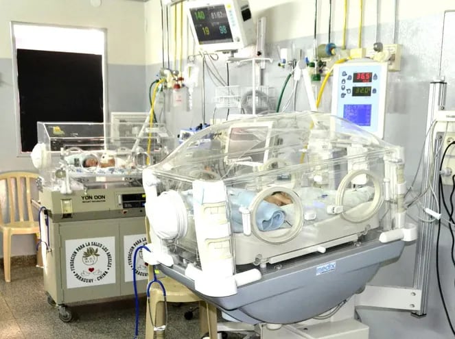 El recién nacido deberá estar en la unidad de cuidados intensivos por tres meses, según indicación médica.