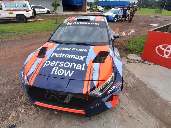 El Hyundai i20 N Rally 2 del piloto Fabrizio Zaldívar durante la inspección técnica del Rally de Caaguazú 2023.