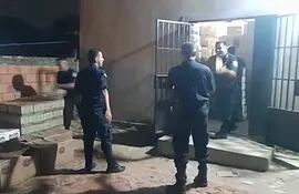 Un grupo de policías saca los productos del depósito donde lo  habían guardado en zona de Ypané.