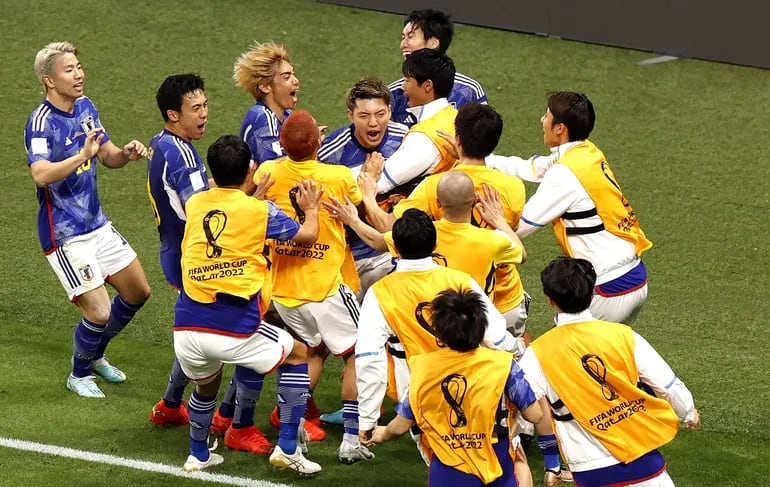 Ritsu Doan (C) de Japón celebra marcar el gol del empate durante el partido de fútbol del grupo E de la Copa Mundial de la FIFA 2022 entre Alemania y Japón en el Estadio Internacional Khalifa en Doha, Qatar, el 23 de noviembre de 2022.