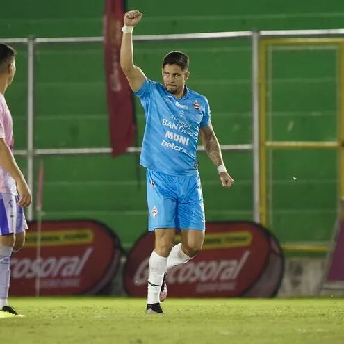 Pedro Báez celebra su gol para el Malacateco de Guatemala.