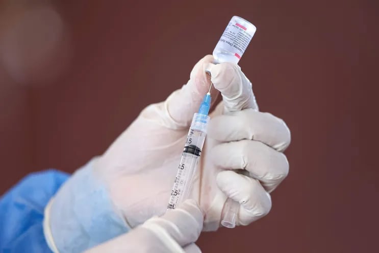 Una trabajadora de la salud prepara una dosis pediátrica de la vacuna contra el COVID-19.