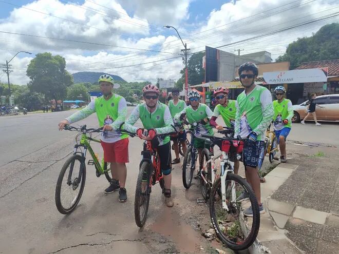 Jóvenes ciclistas llegan a Caacupé para pagar promesa