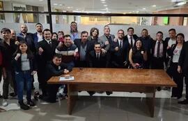 Nuevas autoridades de la Federación Paraguaya de Kickboxing, luego del acto asambleario.