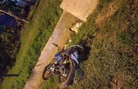 El motociclista fue a parar en una cuneta y falleció en el lugar.