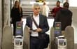 El alcalde de Londres Sadiq Khan llega en subte al acto para promover los buses eléctricos en la ciudad, que tiene uno de los pasajes de transporte público más caros.