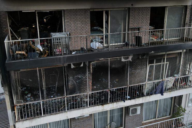Vista de un edificio de departamentos luego de un incendio en el barrio de Recoleta en Buenos Aires, el 23 de junio de 2022.