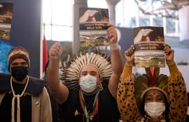 Activistas indígenas protestan frente al Pabellón de Canadá contra Sun Belo, una empresa minera canadiense, en la Conferencia de las Naciones Unidas sobre Biodiversidad.