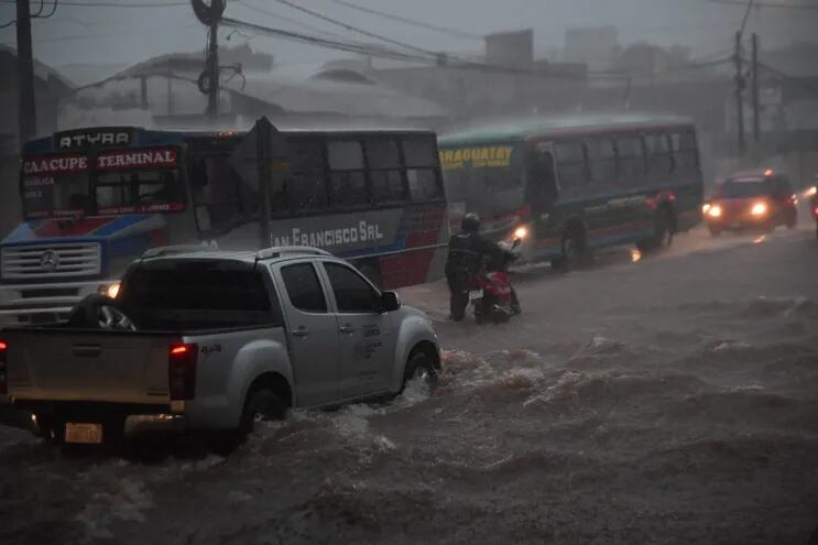 Torrencial lluvia y raudales en Asunción, en la mañana de este miércoles.