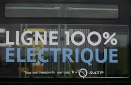 Esta foto de archivo tomada el 2 de diciembre de 2015 muestra una nueva generación de autobuses ecológicos de la RATP durante su presentación en París .-