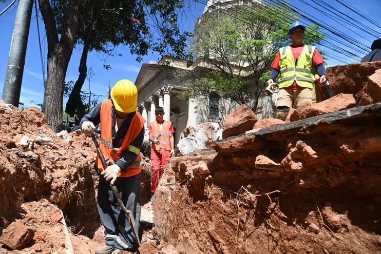 En la esquina de Chile y Palma, los trabajos de excavación avanzaban ayer de forma constante, con varios obreros.