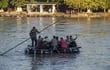 Grupos y familias de venezolanos cruzan en balsas el río Suchiate que divide Guatemala de México, el 28 de septiembre de 2022 en Tecún Umán (Guatemala).