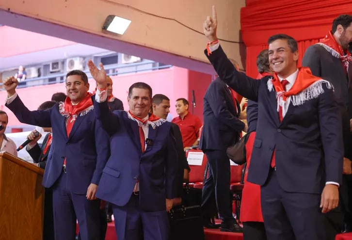 El vicepresidente de Paraguay, Pedro Alliana, el presidente del Partido Colorado, Horacio Cartes, y al presidente Santiago Peña.