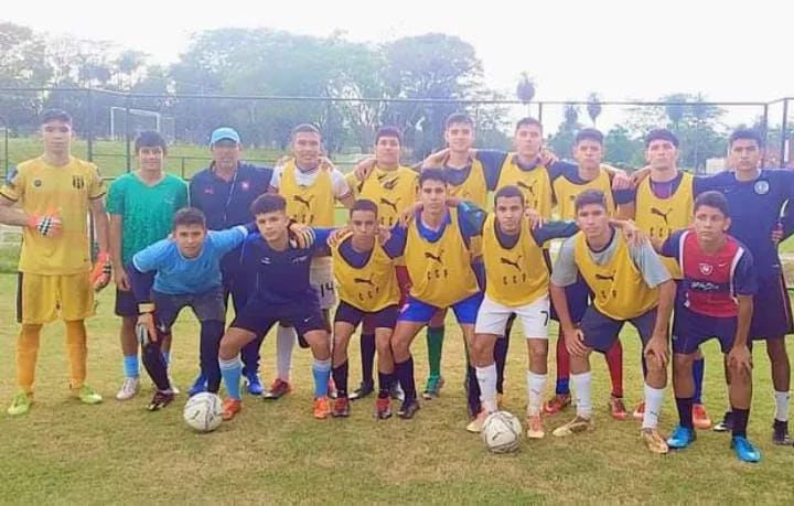 Integrantes de la escuela de fútbol de Pilar, a cargo del técnico Carlos Lorenzo Ojeda.