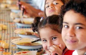 La alimentación es fundamental para el desarrollo integral de los niños, niñas y adolescentes.