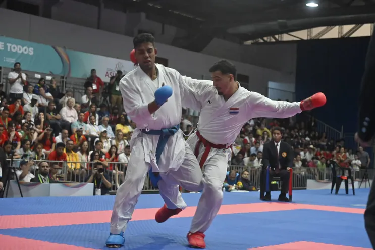 Jesús Servín (d) compitiendo por la medalla de plata en Karate en los Juegos Odesur.