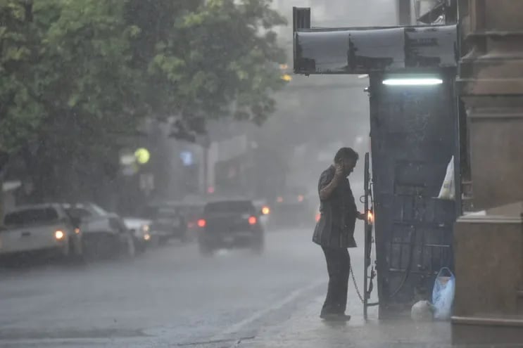 Fotografía de archivo y referencia: lluvia en la capital del país.