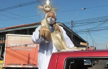 El cura de la Parroquia Virgen de Dolores con el Santisimo Sacramento y bendiciendo a los trabajadores del Mercado 4.