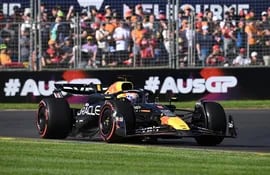 El Red Bull Racing del piloto neerlandés Max Verstappen durante la sesión de clasificación del Gran Premio de Australia en el circuito de Albert Park, en Melbourne, Australia.