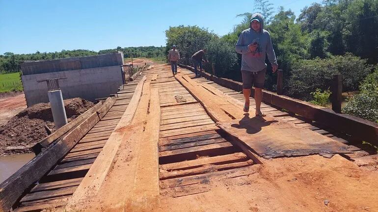 Denuncian que obra de construcción de puente esta abandonada en zona de Quyquyhó.
