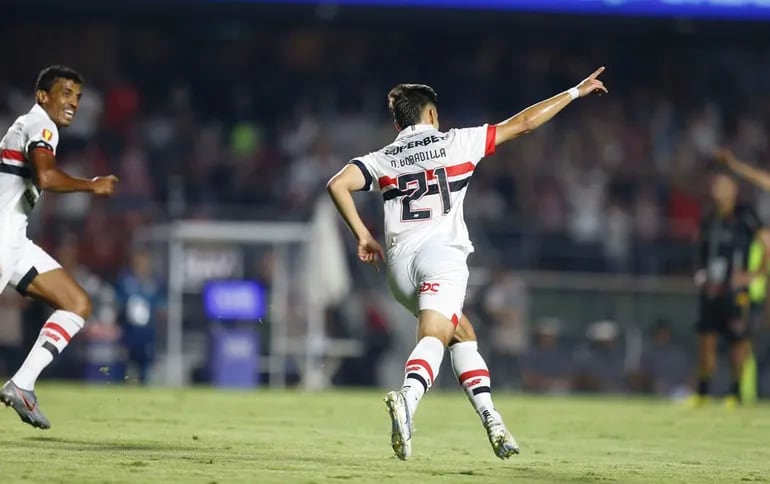 Damián Bobadilla (d), jugador del Sao Paulo, celebra un gol en el triunfo sobre Agua Santa por la sexta fecha del Estadual Paulista en el estadio Morumbí, en Sao Paulo.