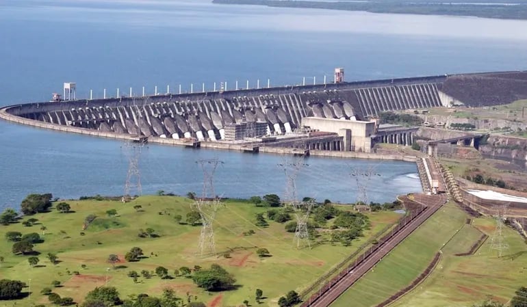 Complejo hidroeléctrico paraguayo-brasileño Itaipú. Enfrente, parte del embalse que hace posible la producción de energía eléctrica.