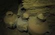 Una cueva funeraria de la época del faraón Ramsés II, con vasijas de cerámica y armas de bronce, fue hallada "intacta" en un parque israelí cerca del Mediterráneo, un descubrimiento "único y absolutamente sorprendente. Vasijas de cerámica intactas, armas, vasijas hechas de bronce, enterrados tal y como estaban es simplemente increíble", describe David Gelman, miembro de la AAI.