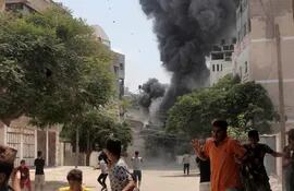 Varias personas buscan refugio durante un bombardeo israelí en la Ciudad de Gaza, este sábado.