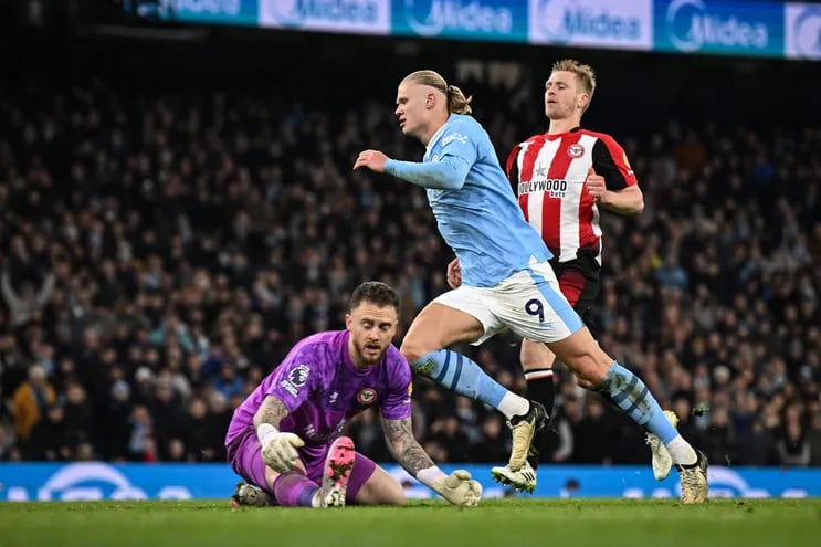 Manchester City's Norwegian striker #09 Erling Haaland (C) celebrates after scoring his team first goal during the English Premier League football match between Manchester City and Brentford at the Etihad Stadium in Manchester, north west England, on February 20, 2024. (Photo by Paul ELLIS / AFP) / RESTRICTED TO EDITORIAL USE. No use with unauthorized audio, video, data, fixture lists, club/league logos or 'live' services. Online in-match use limited to 120 images. An additional 40 images may be used in extra time. No video emulation. Social media in-match use limited to 120 images. An additional 40 images may be used in extra time. No use in betting publications, games or single club/league/player publications. / 