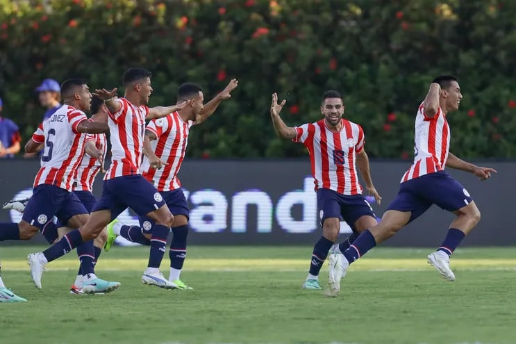 Diego Gómez (d) de Paraguay celebra su gol ante Uruguay hoy, en un partido del Torneo Preolímpico Sudamericano Sub-23 en el estadio Polideportivo Misael Delgado en Valencia (Venezuela).